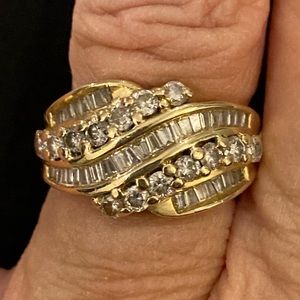 Beautiful 14 karat gold diamond ring
